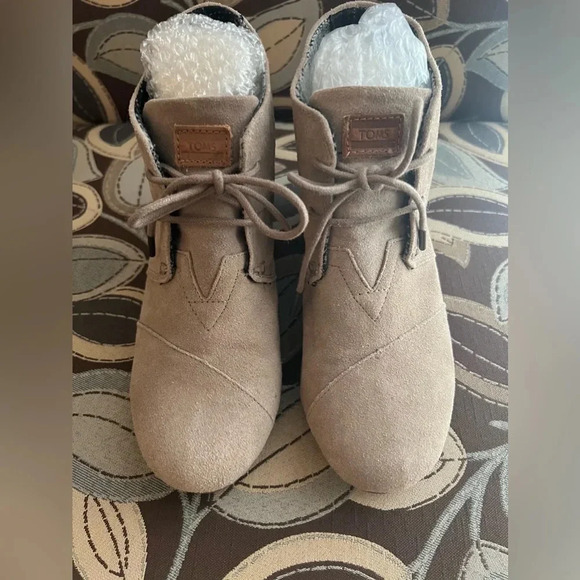 TOMS • Beige Suede Wedge Shoe Booties‎ SIZE 9 - Picture 2 of 10